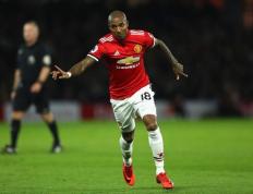 曼城大胜豪取七连胜，领跑积分榜