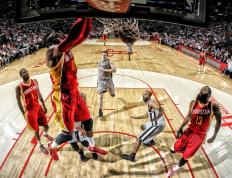 C罗重返赛场，锐不可当首场状态出色，篮网观众沸腾！观众掌声雷动