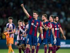 足球赛场万众瞩目：女队球员实力拼搏取胜的简单介绍