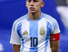 主场拼搏，球员斗志昂扬拼尽全力的简单介绍