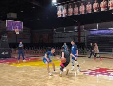 精彩连连！职业篮球赛场上球员的高难度进攻