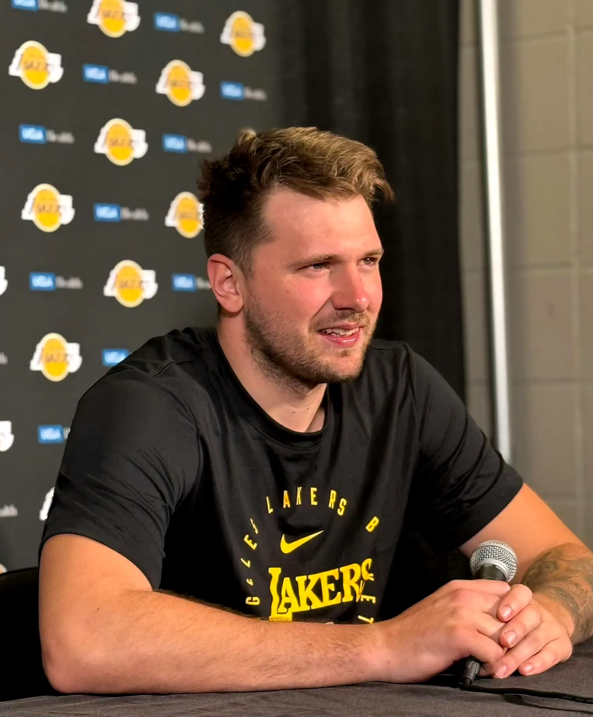 东契奇回归赛场，赛事规则更新首场状态亮眼，SKT观众沸腾！